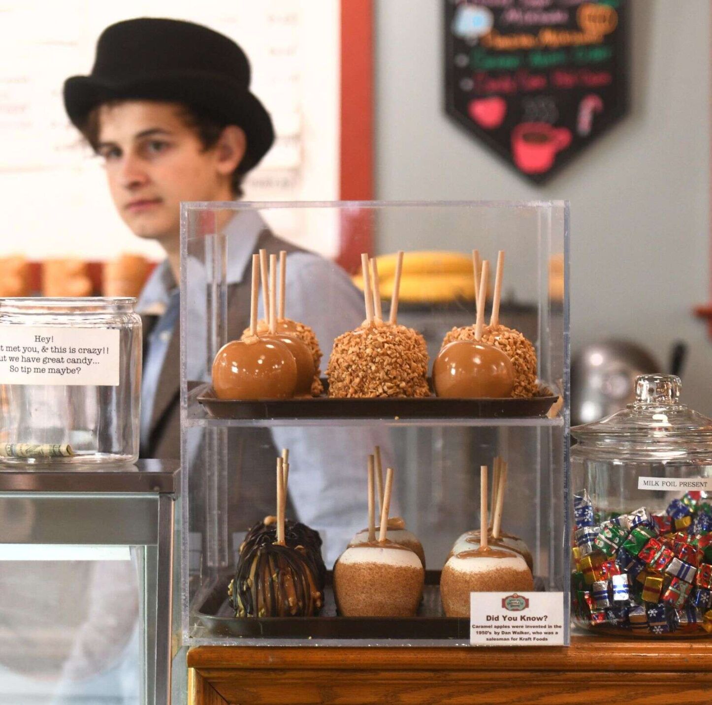 Come rain or shine: Victorian Christmas continues holiday street faire tradition